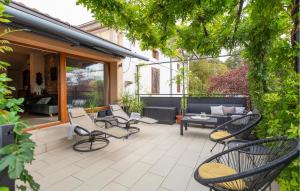 2 Bedroom Cozy Apartment In Porec 