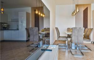 3 Bedroom Cozy Apartment In Marina