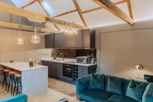 Magistrates Penthouse Suite - Town Centre Apartments with Spa