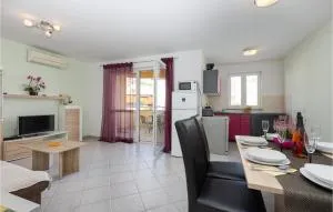 Beautiful Apartment In Cizici With Wifi - Rudine