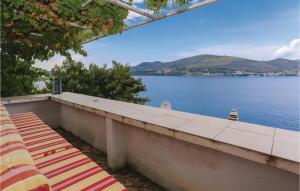 Three-Bedroom Holiday Home With Sea View In Okrug Donji