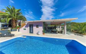 5 Bedroom Cozy Home In Okrug Donji