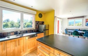 Maisons de vacances Awesome Home In Labaroche : photos des chambres