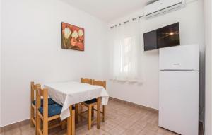 Stunning Apartment In Mandre With Wifi