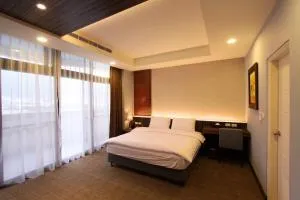 晶緻麗景-花蓮火車站正對面 附近有大型收費停車場 - Renai