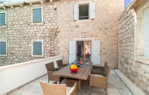 Gorgeous Home In Pucisca With Wifi