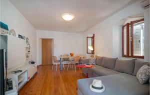 Gorgeous Home In Pucisca With Wifi