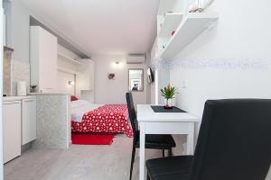 Studio apartment in Tucepi with sea view, balcony, air conditioning, WiFi 3674-3