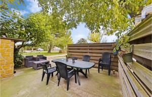 Appartements 2 Bedroom Lovely Apartment In Codognan : photos des chambres