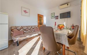 1 Bedroom Cozy Apartment In Pakostane