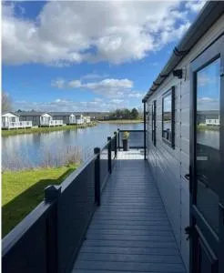 Lakeside location, sleeps 8, 3 bedrooms, fully glazed wrap around decking, Haven Lakeland, Lake District - 埃尔特沃特