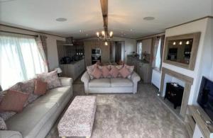 Lakeside location, sleeps 8, 3 bedrooms, fully glazed wrap around decking, Haven Lakeland, Lake District