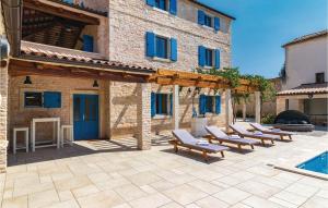 Nine-Bedroom Holiday Home In Bokordici