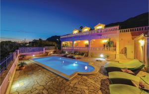 Six-Bedroom Holiday Home In Kastel Sucurac With Sea View