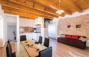 Two-Bedroom Holiday Home In Svetvincenat