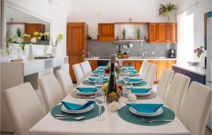 Amazing Home In Linardici With Wifi