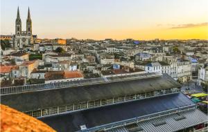 Maisons de vacances Beautiful Home In Souvigne With Wifi : photos des chambres
