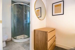 Grange House - Sleeps 6 - Driveway parking, Self-Check-In, Fast Wifi and Sky TV by Yoko Property