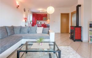 3 Bedroom Gorgeous Apartment In Marcana