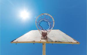 Six-Bedroom Holiday Home In Donje Rastane