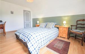 Maisons de vacances 3 Bedroom Amazing Home In Carrouges : photos des chambres