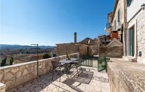 Amazing Home In Kuna With Kitchen - Osobjava