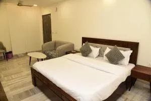 Holiday Out Hotel - Dechu