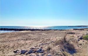 Maisons de vacances Stunning Home In Saint Martin De Crau : photos des chambres