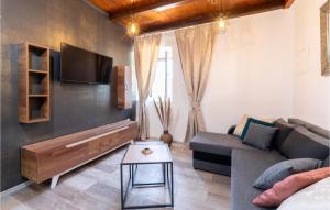 2 Bedroom Gorgeous Home In Smokvica