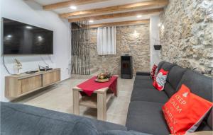 8 Bedroom Cozy Home In Tribalj