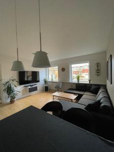 Central Apartment - 2 min to Station, Free Parking, Near Main Square