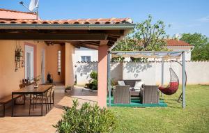 2 Bedroom Awesome Home In Valbandon