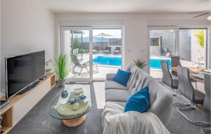 4 Bedroom Cozy Home In Medulin