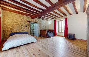 Maisons de vacances 4 Bedroom Gorgeous Home In Parennes : photos des chambres