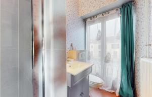Maisons de vacances 4 Bedroom Gorgeous Home In Parennes : photos des chambres