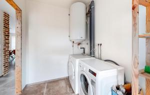 Maisons de vacances 3 Bedroom Beautiful Home In Charnois : photos des chambres