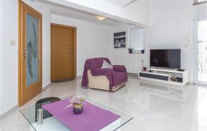 9 Bedroom Nice Home In Tribunj