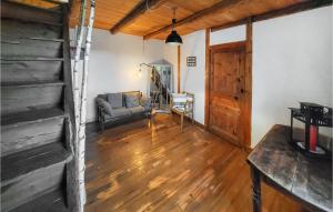 2 Bedroom Awesome Home In Bas-En-Basset