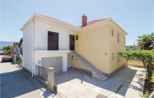 Two-Bedroom Holiday Home In Zadar