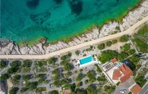 Six-Bedroom Holiday Home In Primosten - Dolac