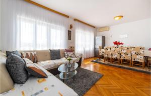 Five-Bedroom Holiday Home In Rovanjska