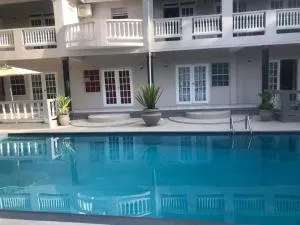Bay Heights Escape Aparthotel - Poolside Deluxe Studios - Reduit