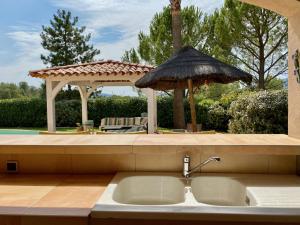 Villas Magnifique villa avec piscine en Provence Verte : photos des chambres