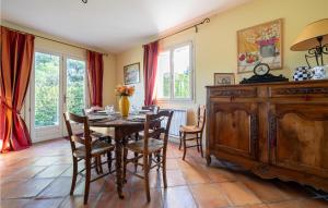 Maisons de vacances Awesome Home In Paradou : photos des chambres