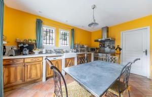 Maisons de vacances Awesome Home In Paradou : photos des chambres