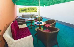 Three-Bedroom Apartment In Ostrvica