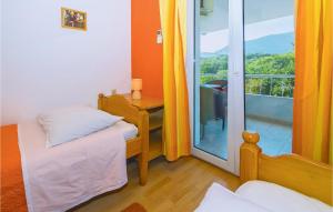 Three-Bedroom Apartment In Ostrvica