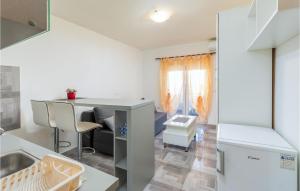 Cozy Apartment In Stinjan With Kitchen