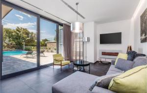 4 Bedroom Nice Home In Lun