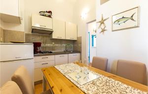 2 Bedroom Cozy Apartment In Premantura 